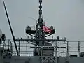 護衛艦のメインマストに掲揚される自衛艦旗と隊司令旗(甲)