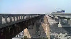 旧大安渓橋（左）と大安渓新鉄道橋（右）