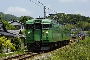 舞鶴線で運用される113系電車(2015年5月 綾部駅 - 淵垣駅間)