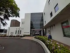 市場を管理する総務課や青果・水産の卸売会社が入居する管理施設棟
