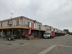 関連する物販店舗や飲食店等が入居する関連棟