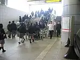 学生で賑わう西口土曜朝の様子(2006年10月)