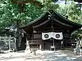 社殿脇の巨岩と大楠（2009年8月）