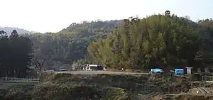 芥川山城のあった三好山(奥)を南東から