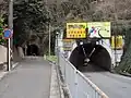 花山トンネル（左）と東山トンネル（右）