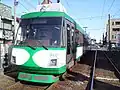 若林駅を出た直後、若林踏切の手前で信号待ちをする世田谷線車両。(後方より。車両奥が環七通り。)