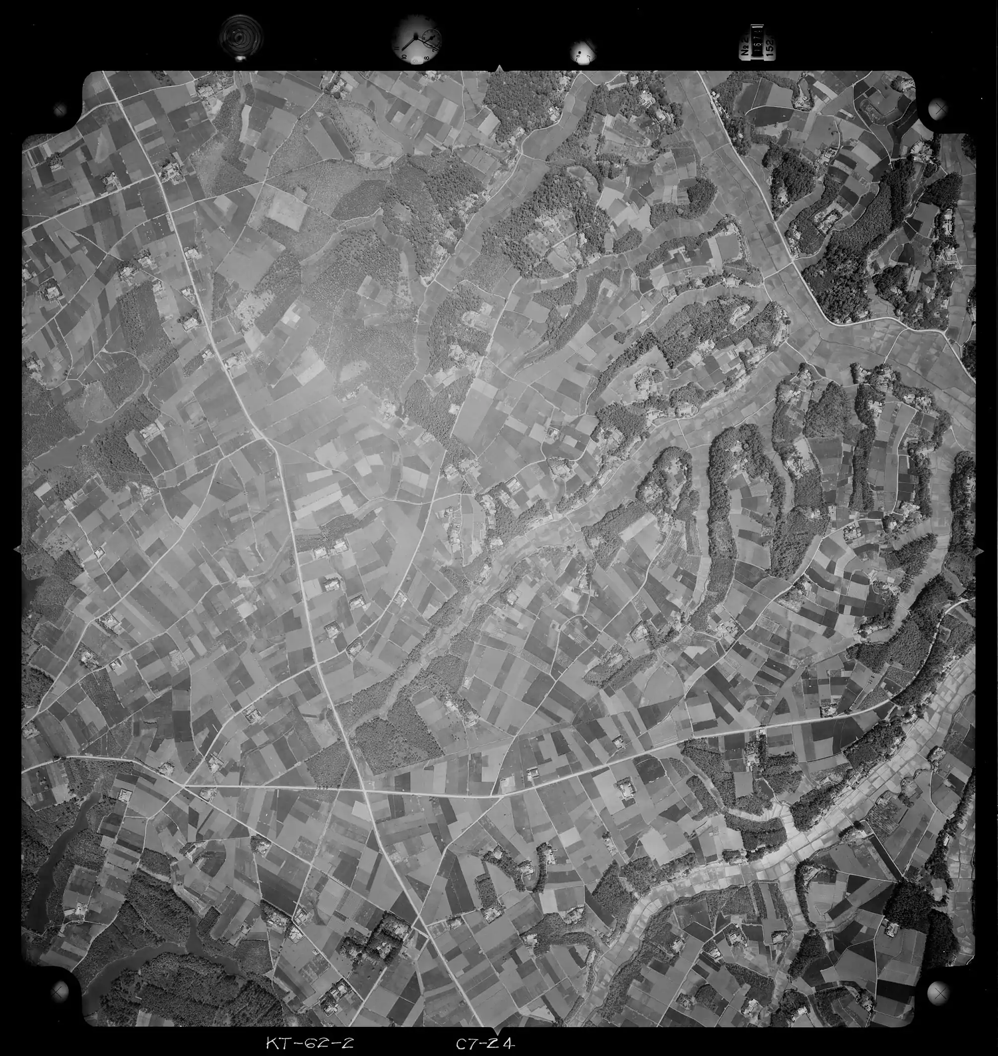 1962年5月21日に国土地理院が撮影した井上長者館跡周辺の空中写真の切り抜き。遺跡発見の経緯となった写真は茨城県農地課によって撮影されたものであり、本写真は遺跡の発見とは無関係である点に留意されたい。