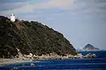 黒崎(長崎鼻)から望む菅島灯台、右奥に小築海島