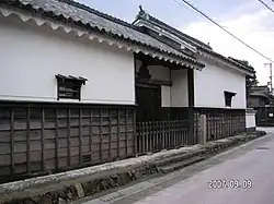 外から見た長屋門