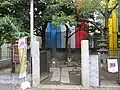 葛西三郎清重墳（西光寺左敷地塀沿、キャプテン翼像のある公園向こう）