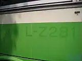 バスの左側面に、「（江 東）L-Z281」と表記されていた跡が見える（右側面も一部が見える）