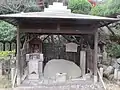 蔵人大夫平業盛之塚（善光寺山門潜り左手、詳細説明板あり）