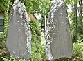 四世彦貫と門人建立の句碑 表面(左)には芭蕉の句、裏面(右)には彦貫の句が刻まれている。忠興寺(北杜市)境内に建立されたが、工場建設のため現在地に移設されている。