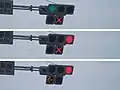 薄型LED式路面電車用信号機（3枚合成、上から青信号・赤×印、赤信号・赤×印、赤信号・黄色矢印）