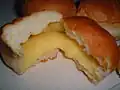 割って中身を見せた薄皮クリームパン