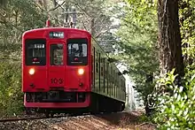 虹の松原脇の単線区間を走行する103系1500番台（虹ノ松原駅 - 浜崎駅 2019年12月）
