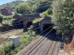 蝉丸跨線橋（上関寺隧道：左）と新逢坂隧道（上り内外線：右）