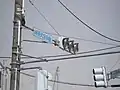 信号機の本体レンズ部分に着雪防止フードが取り付けられたタイプのLED信号機