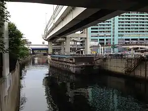西の橋にあるバージ船