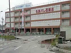 西口側にあった駅ビル（2005年）。当初は4代目駅舎として1階に駅業務区画が存在したが、高架化に伴い駅舎は高架下に移転し、以降は純粋な商業施設となった。
