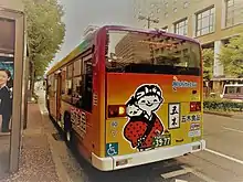 ロゴマークが描かれたラッピングバス(西日本鉄道)