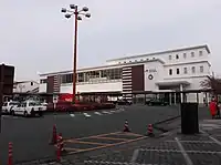 2015年建て替えられた西条駅。南口中央右下のなまこ壁風の上には宿場時代の酒造りを表現したレリーフが飾られている。