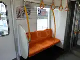 当初の優先席モケットが黄色に近い色合いであったが、後に増備車にあわせて交換された。