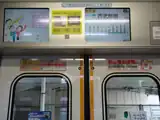 当初の車内案内表示器（1次車）15インチの画面が用いられていたが、17インチ2in1タイプへの置換えが進む。