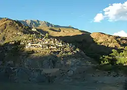 ヤルツァンポ川とバルチョデ寺の遠景