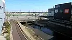 西街区と東街区の間を第二大場川が流れる