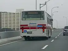 福岡都市高速を走行中の路線バス