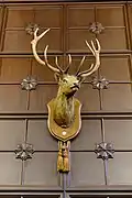 記念室に飾られている鹿頭の剥製