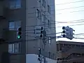 誤認防止に筒型フードを長く伸ばした信号機