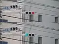 誤認防止のためレンズの発散角度を制限させたLED信号機2（2枚合成、上：赤、下：青）、角度を変えると正対する信号以外は灯火が見えなくなる