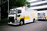 「ytv」の新ロゴが大きく描かれた読売テレビの放送機材運搬車(日野・プロフィア)