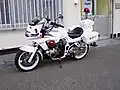 警視庁の白バイ車両、スズキ・GSF1200PトータルバランスではVFR800に劣るが、排気量によるパワーは上である。