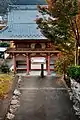 本堂より桜門を望む