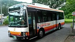 揖斐営業所所属の中型路線車揖斐川町コミュニティバス時代の車両。谷汲口駅バス停留所にて(2017年5月)
