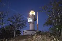 点灯する豆酘埼灯台と豆酘埼ミョー瀬照射灯