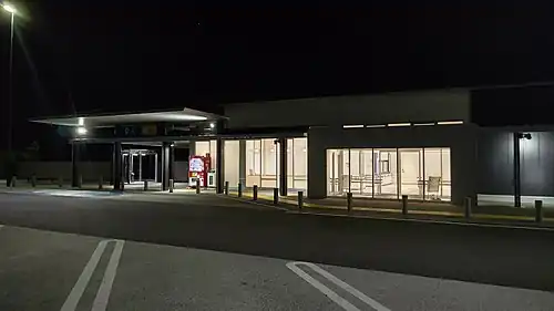 建屋外の自動販売機は1基のみ設置されている