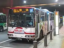 自社導入車だが名鉄グループ標準色の車両（中型ワンステップ車）