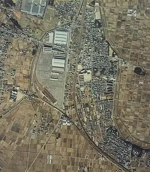 1982年（昭和57年）度当時の当駅付近一帯（国土交通省 国土地理院 地図・空中写真閲覧サービスの空中写真を基に作成）