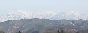関越自動車道越後川口ICから望む越後三山越後駒ヶ岳（左） 中ノ岳（中央） 八海山（右）