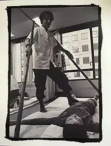 1998年頃、東京目黒にて足圧波動法を施す良知善治朗