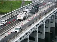 工事中、車線中央部にかつての軌道敷跡が確認された(2015年(平成27年)9月)