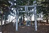 軍刀利神社元社(熊倉山と三国山の中間)