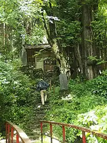 奥の院左に巻き渡渉すると登山道