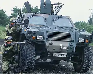 軽装甲機動車を盾にする普通科隊員