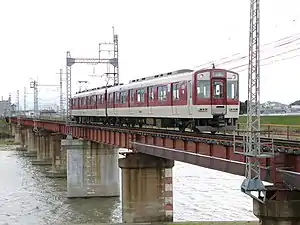 大和川の鉄橋を渡る6432系(道明寺駅 - 柏原南口駅間)