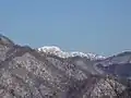 雪を被った荒海山を眺める